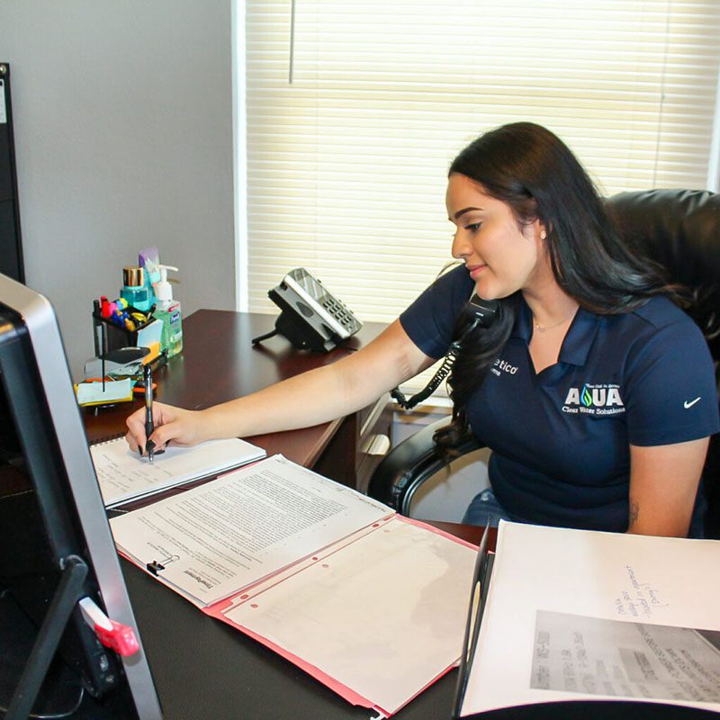 49277778_2219786888262984_5199633789612982272_n-2-1536×1024 aqua clear water solutions employee at work