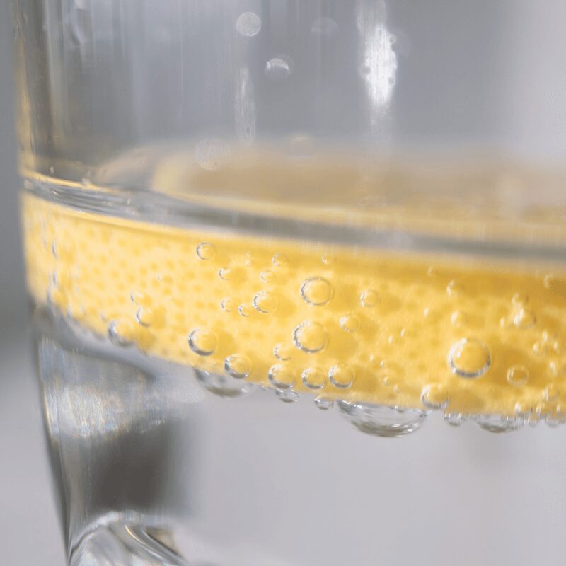 close-up-defocused-soda-water-with-slice-of-lemon (1) Close up of lemon water