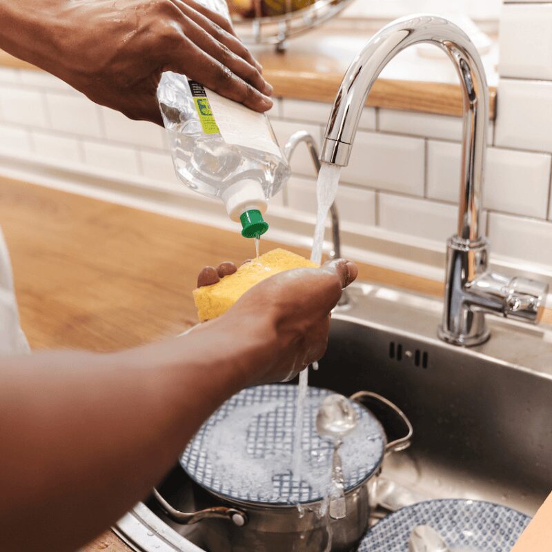 guy-in-the-kitchen-wash-the-dishes guy doing dishes in the sink